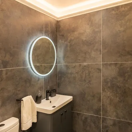 No 5 Rose Street - 2 *