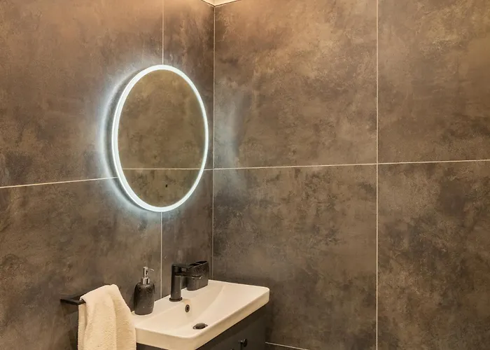 No 5 Rose Street - 2 *